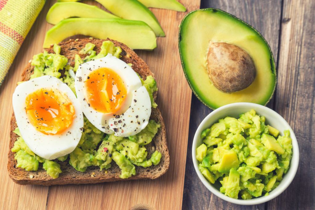 avocado e uova proteine e energia a colazione